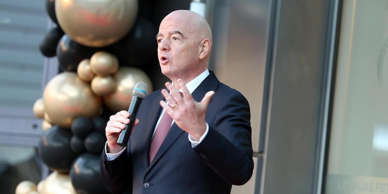 Bufera sullo stipendio di Infantino: la Fifa respinge le accuse