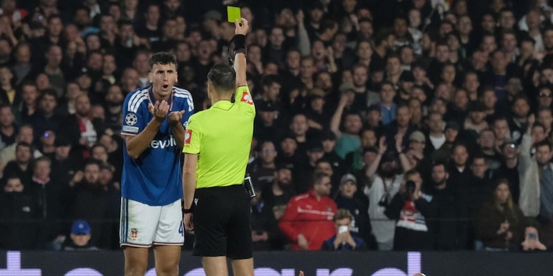 Moviola Feyenoord-Como: Rumsas la tiene, Ramon rischia il doppio giallo