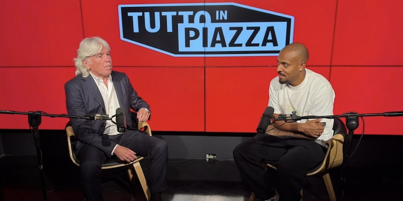 Le gag in italiano e in inglese, la risposta su Lautaro e la battuta sullo stipendio: tutta l'intervista VIDEO di Malen