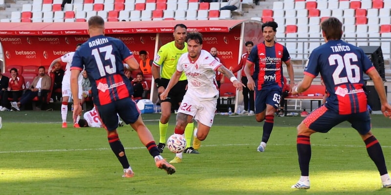 Serie C, pari senza reti tra Bari e Crotone. L'Ostiamare cade in dieci contro il Pescara