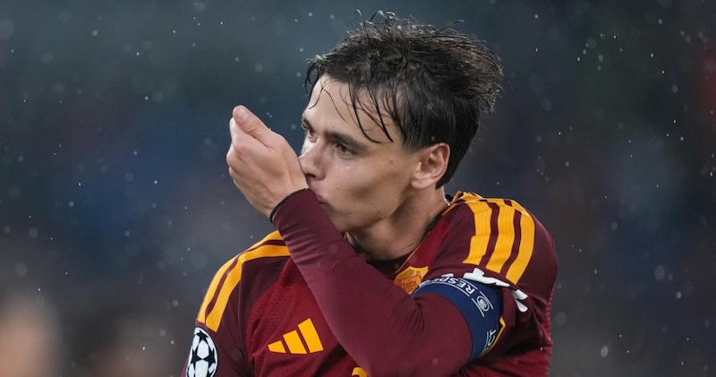 La favola di Pisilli: gol sotto la Sud davanti a Totti alla prima da capitano. E quel gesto di Malen che emoziona...