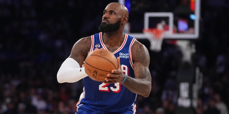 Esordio show di LeBron James con i Sixers in Nba: ko i Knicks campioni in carica