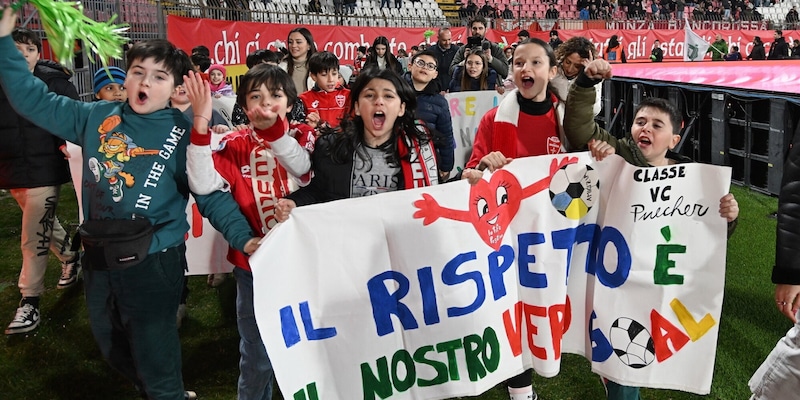 “Basta insulti allo stadio”: i bambini tifosi del Monza diventano un esempio in Francia