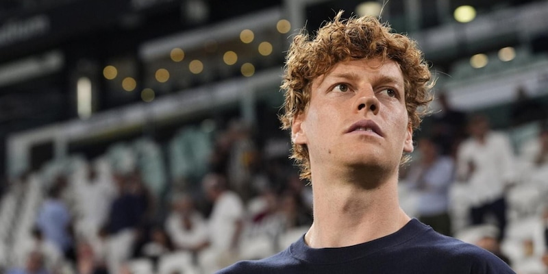 Sinner racconta tutto, dal libro di 600 pagine, al rapporto con Antonelli all’infortunio: "Il tennis mi ha fatto male"