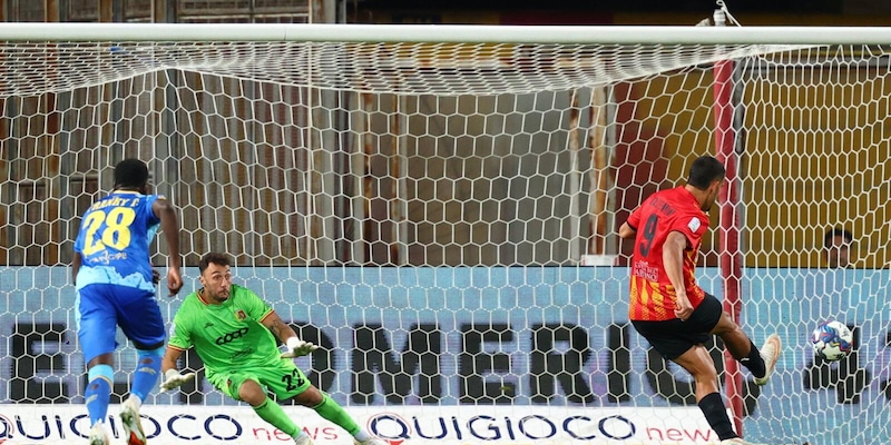 Il Catanzaro riacciuffa il Benevento in extremis: subito un punto per Mignani. Paura nel prepartita per Arditi