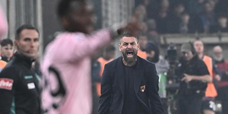 De Rossi e i soliti tifosi dietro la panchina, Daniele scherza: "Anche stavolta mi hanno detto qualcosa ma non reagisco..."