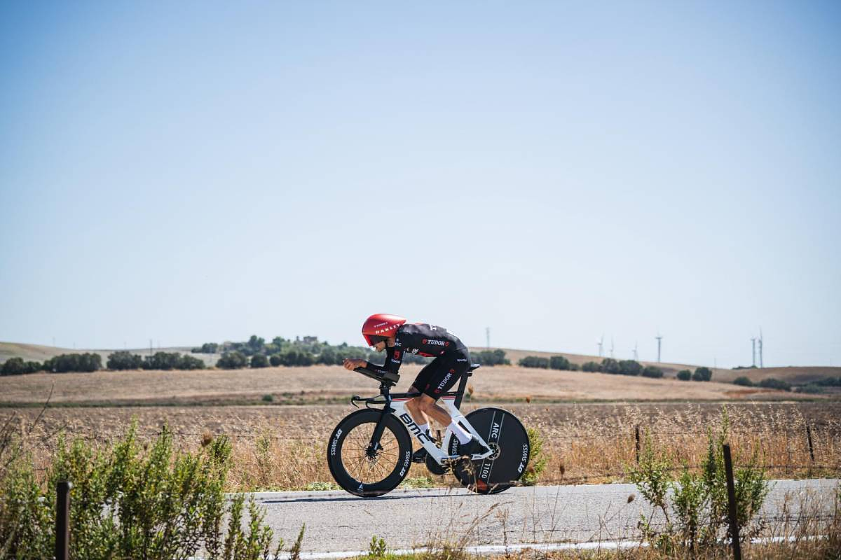 Stefan Küng vince la cronometro che lancia Enric Mas verso La Vuelta