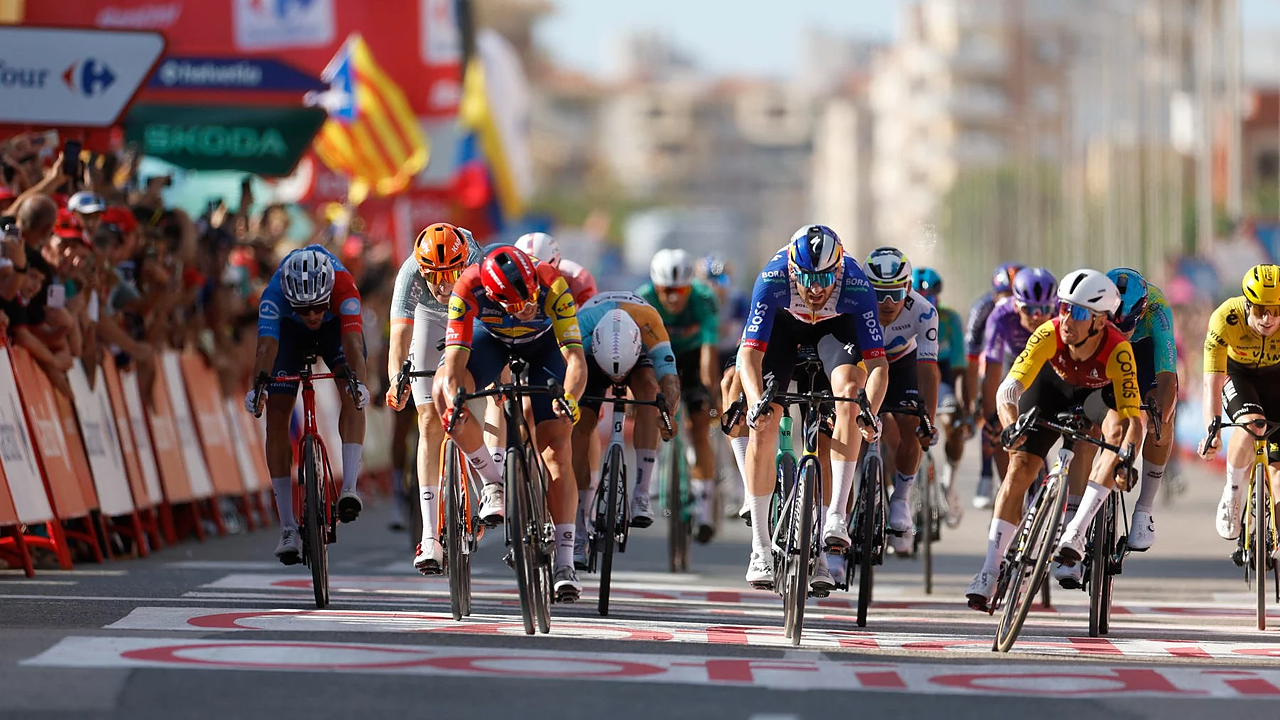 Coquard esulta, ma la Vuelta perde il suo re: Pogačar cade e si ritira, Mas è il nuovo leader