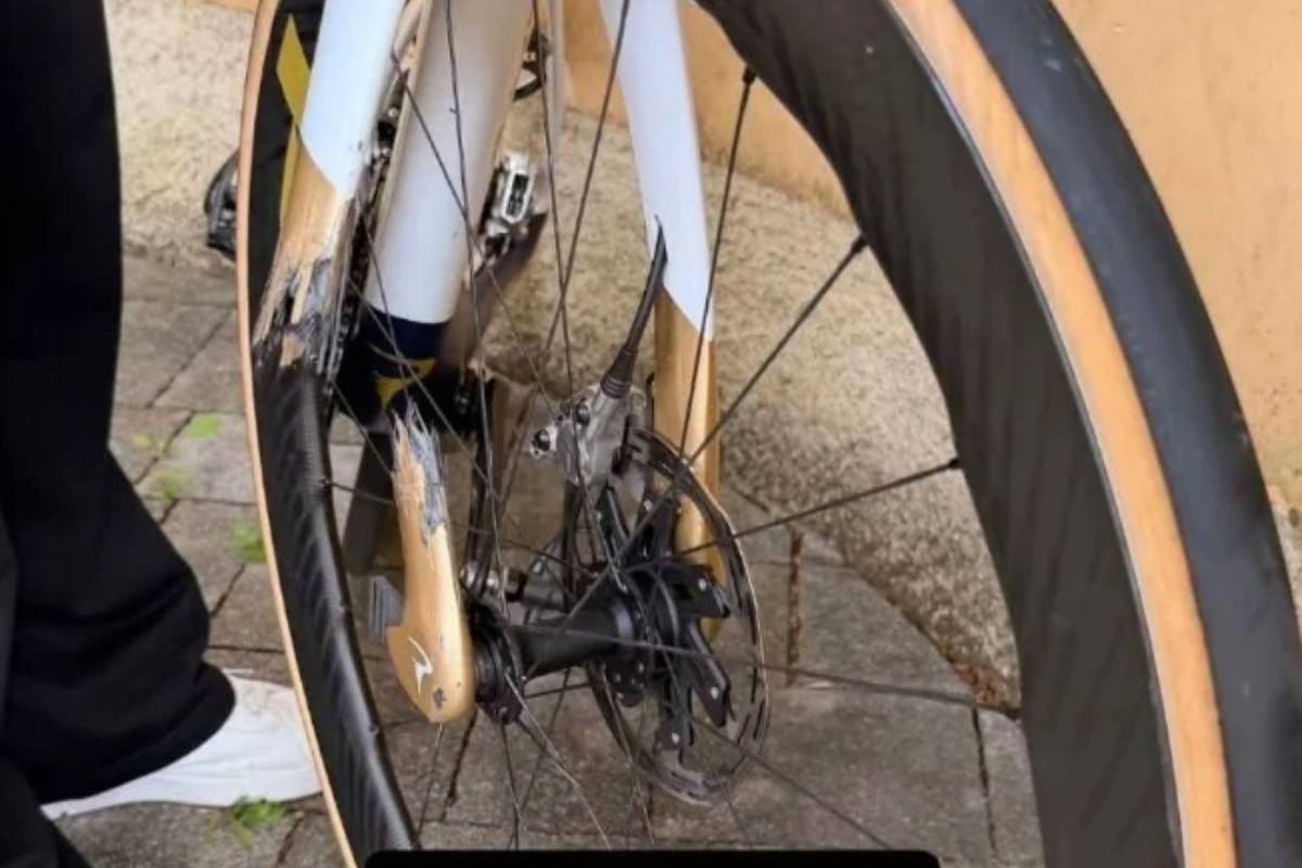 Tre Valli Varesine: una moto della polizia travolge due corridori Pinarello, Pidcock furioso