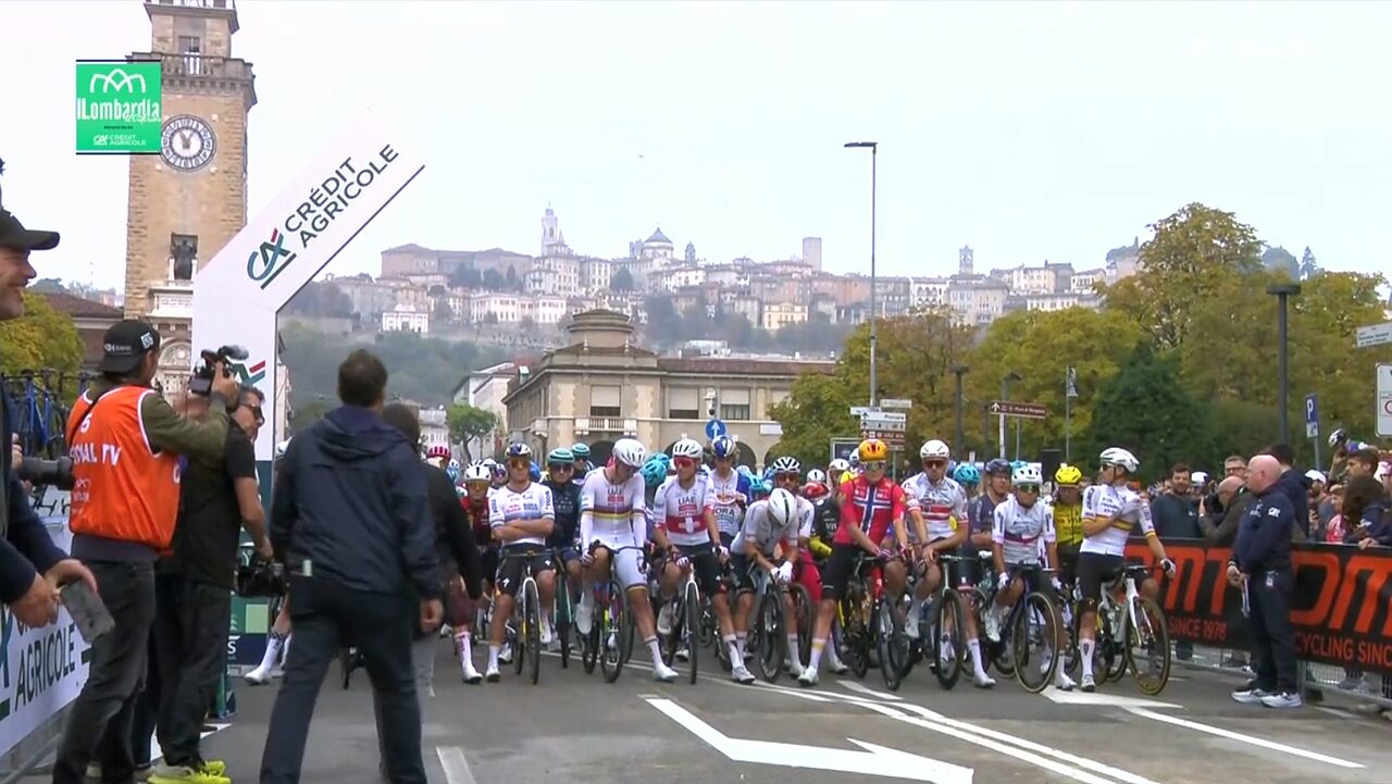 "Non possiamo accettare che le persone muoiano". Protesta dei corridori al via del Lombardia