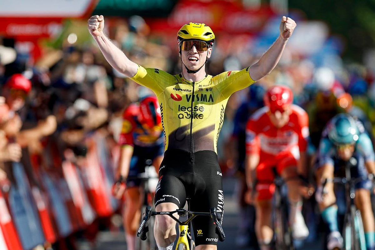 Hayter e Van Aert ci provano, ma Brennan indossa i calzari alati. Pogačar resta in rosso