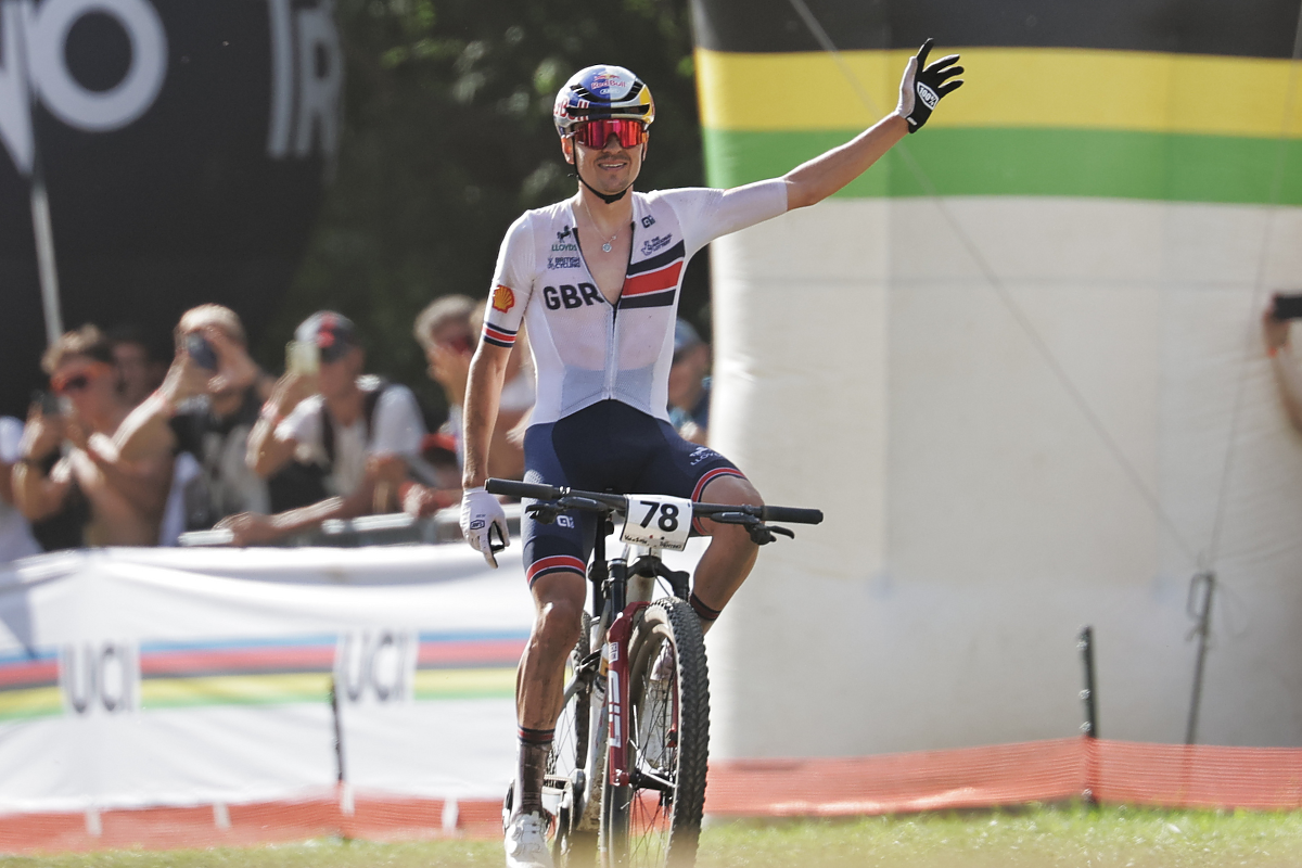 Tom Pidcock torna campione del mondo di cross country. Al femminile Berta è argento dietro Frei