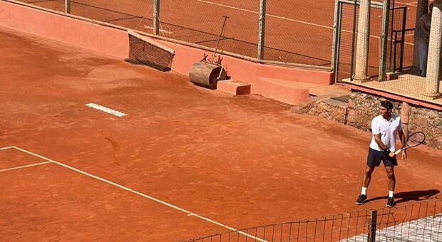 Federer, vacanze italiane per l'ex tennista: dopo essersi allenato al Circeo fa tappa a Taormina