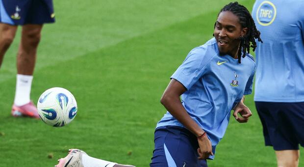 Inter, Chivu abbraccia Spence e ritrova Thuram: le ultime in vista dell'esordio in campionato