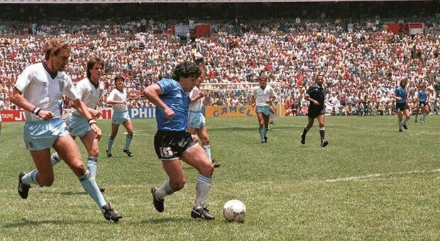 Maradona, venduto all'asta il pallone del "Gol del secolo" per 3,3 milioni: la richiesta iniziale era tre volte superiore