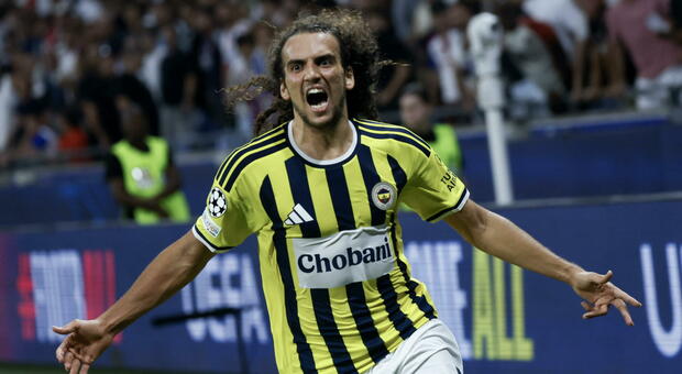 Guendouzi scatena una rissa con i giocatori del Lione. Il gesto dell'ex Lazio che festeggia la qualificazione in Champions
