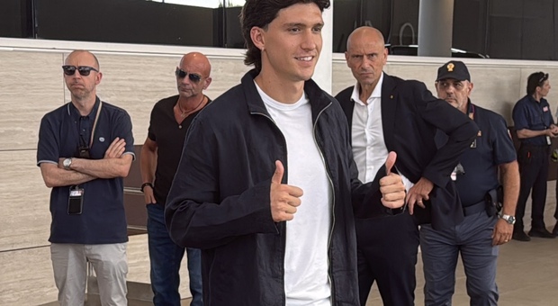 Roma, è arrivato Balerdi: a Ciampino le prime foto con i tifosi e il primo «Forza Roma». In serata le visite mediche