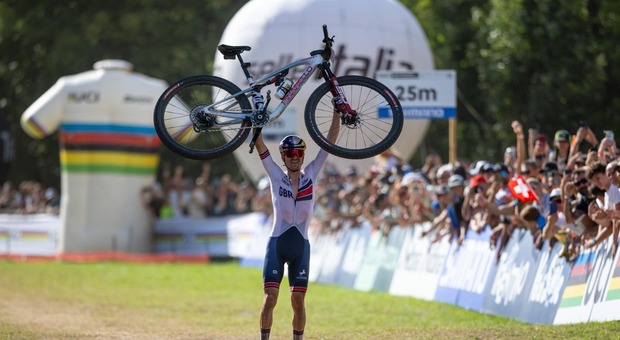 Mondiali Val di Sole 2026: trionfo assoluto di Pidcock in terra italiana, van der Poel solo trentesimo