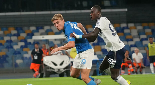 Napoli-Como 1-2, le pagelle: Hojlund (7) non basta, Baturina (7,5) show, Olivera (4,5) sbaglia in occasione del gol