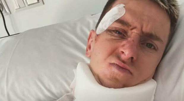 Pogacar, come sta dopo la caduta alla Vuelta: la foto dall'ospedale, la commozione cerebrale e le fratture. La stagione è a rischio