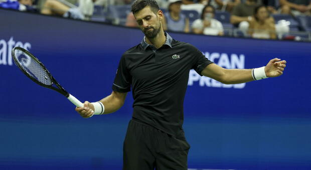 Us Open, Djokovic fuori al primo turno contro Navone. Il serbo sconfitto il 5 set