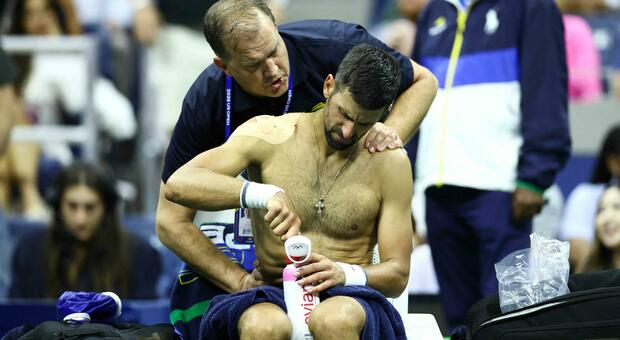 Djokovic: il vomito, l'inalatore, il massaggio alla schiena e le lacrime. Cosa è successo nel ko agli Us Open
