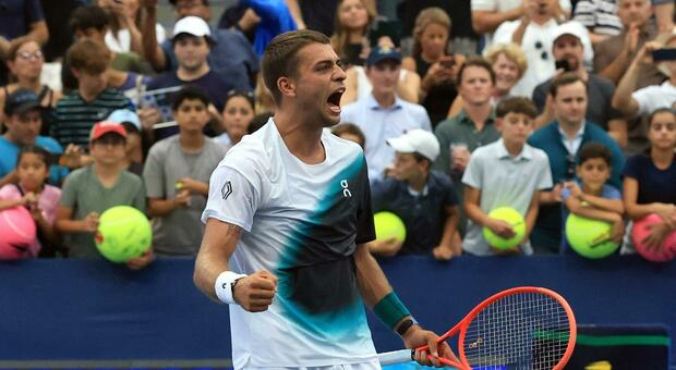 Us Open, Cobolli vince in rimonta contro Comesana: «Sono andato in bagno ed è cambiato tutto»
