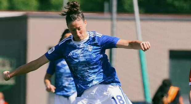Roberta Picchi, calciatrice del Como Women, ha un cancro al seno. La società le rinnova il contratto fino al 2028: «Offriamo tutto il supporto necessario»