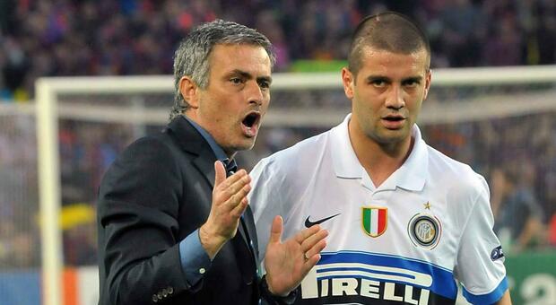 Chivu sfida Mourinho. Il paragone con la nonna, la profezia di Robben, l'infortunio: i 5 momenti chiave del loro rapporto