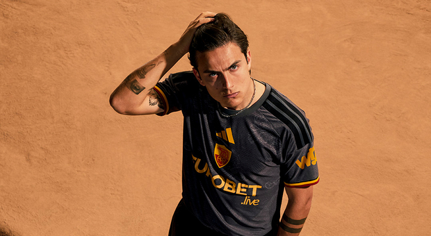 Roma, presentata la terza maglia: si ispira alla Fides. Dybala ed Edoardo Leo nel video promozionale