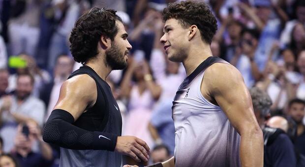 Alcaraz fuori nella notte di New York. Shelton in semifinale dopo la sfida-show
