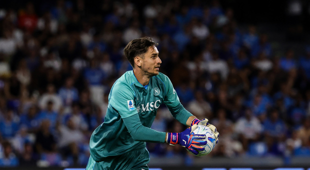 Meret infortunato, il portiere del Napoli sostituito contro l'Arsenal. Le condizioni (e quando potrebbe rientrare)