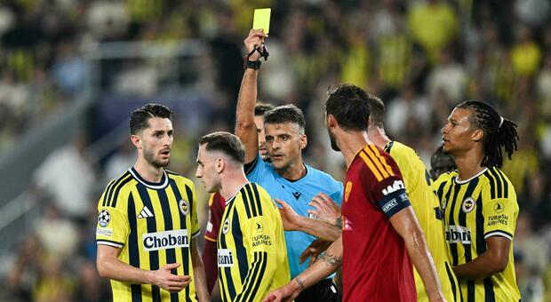 Fenerbahce-Roma, rigore su Dybala e ammonizione Wesley per simulazione: le decisioni dell'arbitro fanno discutere. Cosa è successo