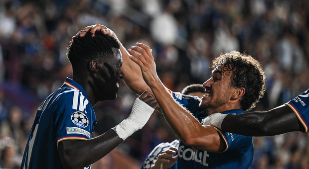 Como-Lipsia 4-1, le pagelle: Baturina (8,5) è nella storia e Douvikas (8) segna sempre. Un monumento per Da Cunha (7,5)