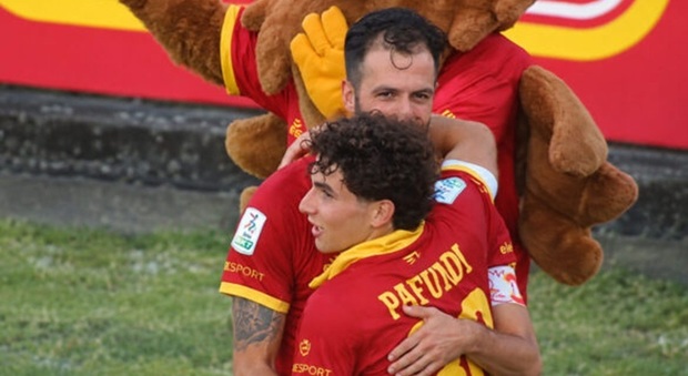 Serie B, si sblocca il Catanzaro contro la Carrarese. Pari pirotecnico tra Cesena e Cremonese