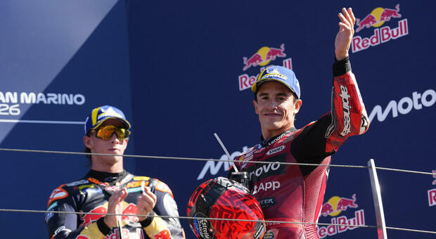 Misano, Marc Marquez trionfa e si prende la vetta del Mondiale. Bezzecchi cade al primo giro, out anche Bagnaia