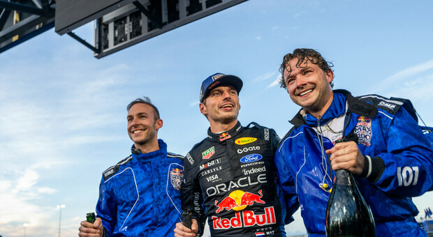 Max vs 100: missione compiuta. Verstappen supera tutti i 100 avversari sui go-kart in soli 14 giri