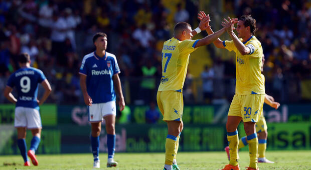 Frosinone-Como 2-0, le pagelle: Palmisani (9) strepitoso, Calò (7,5) primo gol in Serie A, Baturina (5) spento, Kvernadze (8)
