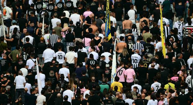 Sandro Mazzola, i tifosi della Juventus danno le spalle durante il minuto di silenzio. Cosa è successo