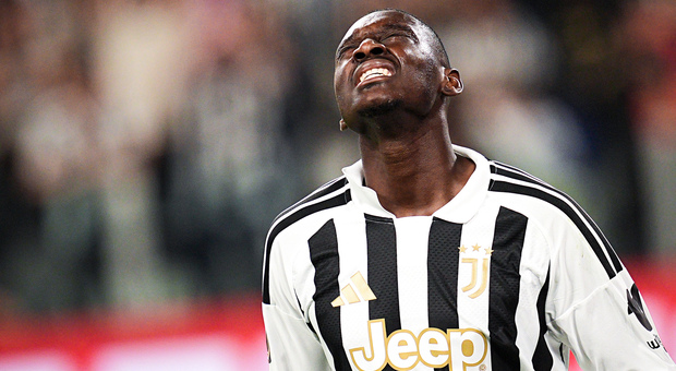 Kolo Muani si è rotto il dito di una mano, dovrà operarsi: ecco quando può tornare l'attaccante della Juventus