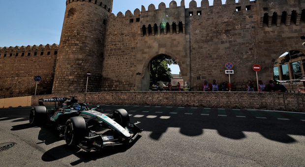GP dell'Azerbaijan, libere 1: comanda la Mercedes di Russell, Antonelli fermato da un problema tecnico