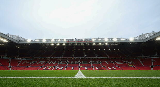 Manchester United, il debito tocca il miliardo: il club mette in vendita a 140 euro le zolle dell'Old Trafford. I dettagli dell'iniziativa