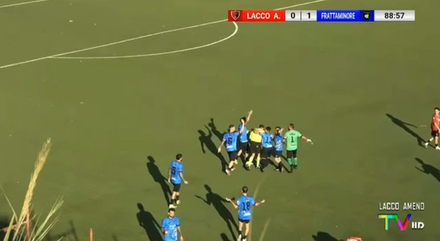 Arbitro colpito da una pietra lanciata dagli spalti, maxi rissa durante una partita di Prima Categoria tra Lacco Ameno e Real Frattaminore: cosa è successo