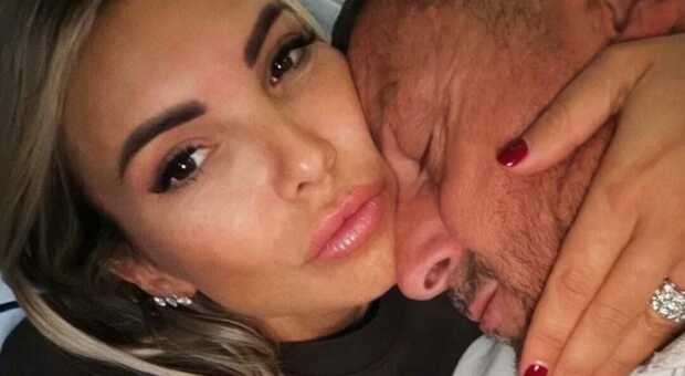 Totti compie 50 anni, Noemi Bocchi: «Non voglio una vita perfetta, voglio la mia vita con te». Gli auguri di figli ed ex compagni