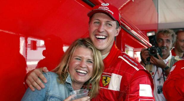 Schumacher, la moglie Corinna: «Michael è qui, viviamo insieme a casa. Quando sento la nostra canzone piango»