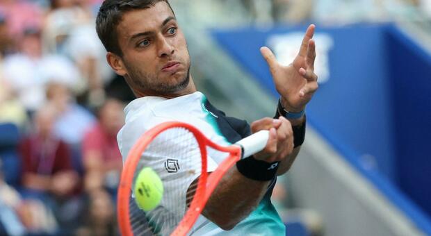 Cobolli perde a Pechino e complica la corsa alle Finals. Quanti punti servono all'azzurro (che rischia il sorpasso di Tiafoe)