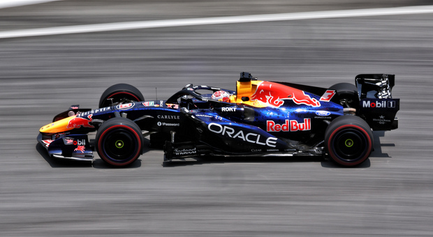 GP del Barhain a Sepang, libere 1: Verstappen al comando davanti a Russell, Antonelli quinto tra le due Ferrari