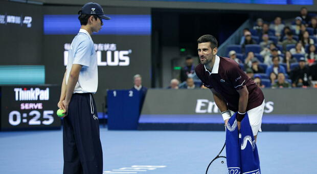 Djokovic: «Ho problemi di salute, sto lottando ma è dura». Domani la sfida Zverev
