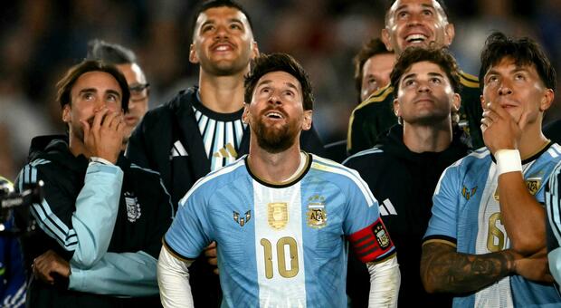 Leo Messi saluta l'Argentina, l'ultima con la nazionale è da brividi: Scaloni e giocatori in lacrime, fuochi d'artificio e il ricordo del padre