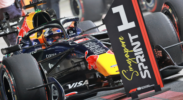 GP di Singapore, qualifica Sprint: gran pole di Verstappen, ma è a rischio penalità. Leclerc terzo